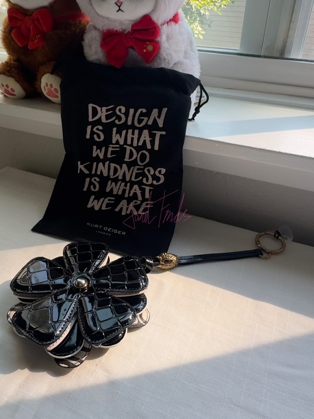 NWT 🌼 Kurt Geiger London Black and White Flower Bag Charm